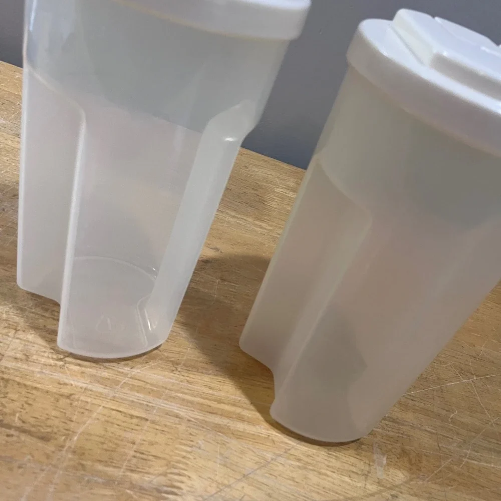 Vtg Rubbermaid 2 Qt Servin Saver Set of 2 Almond Flip Top T-Shape Easy Grip
